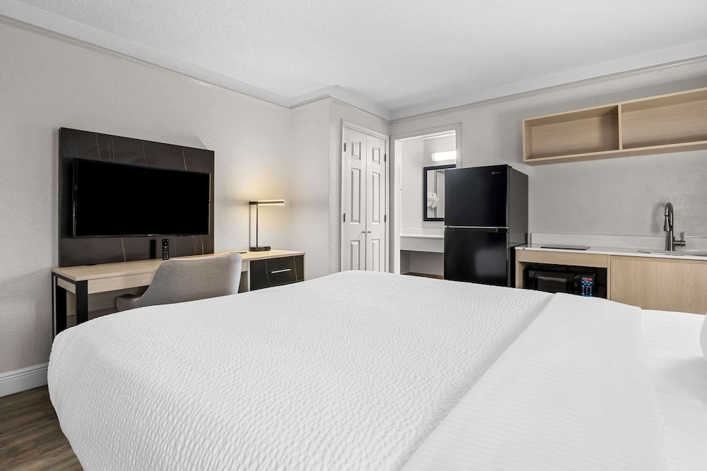 Room, 1 Queen Bed, Non Smoking - Photo 2