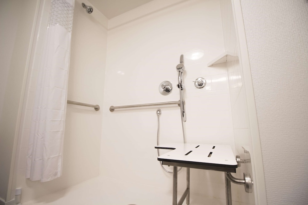 Room, 2 Queen Beds, Accessible, Non Smoking (Mobility & Hearing, Roll-in Shower)