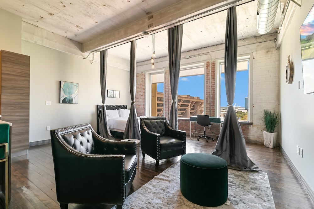 Signature Loft, 3 Bedrooms, 2 Bathrooms, City View - Photo 20