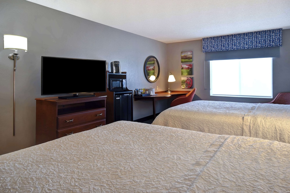 Room, 2 Queen Beds, Non Smoking (Drinks/Snacks) - Photo 6