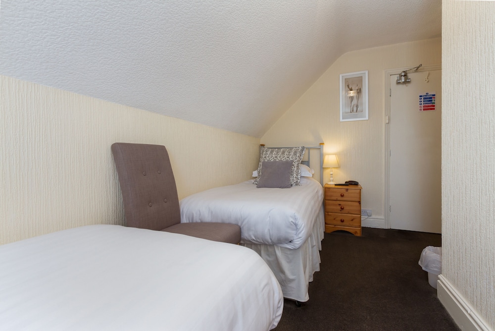 Standard Twin Room, Ensuite (Age 35 and older) photo 2