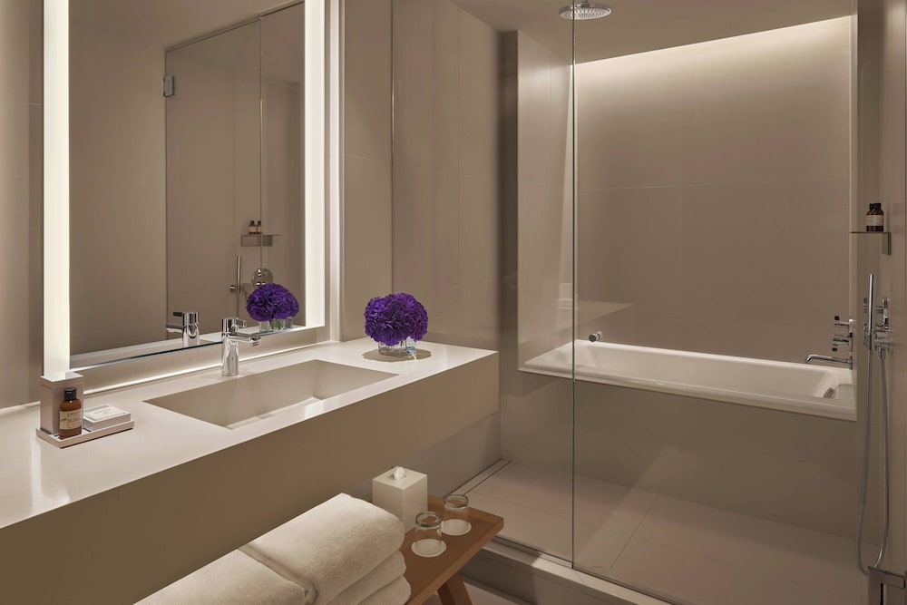 Superior Suite, 1 Bedroom (Mobility Accessible, Roll-In Shower)