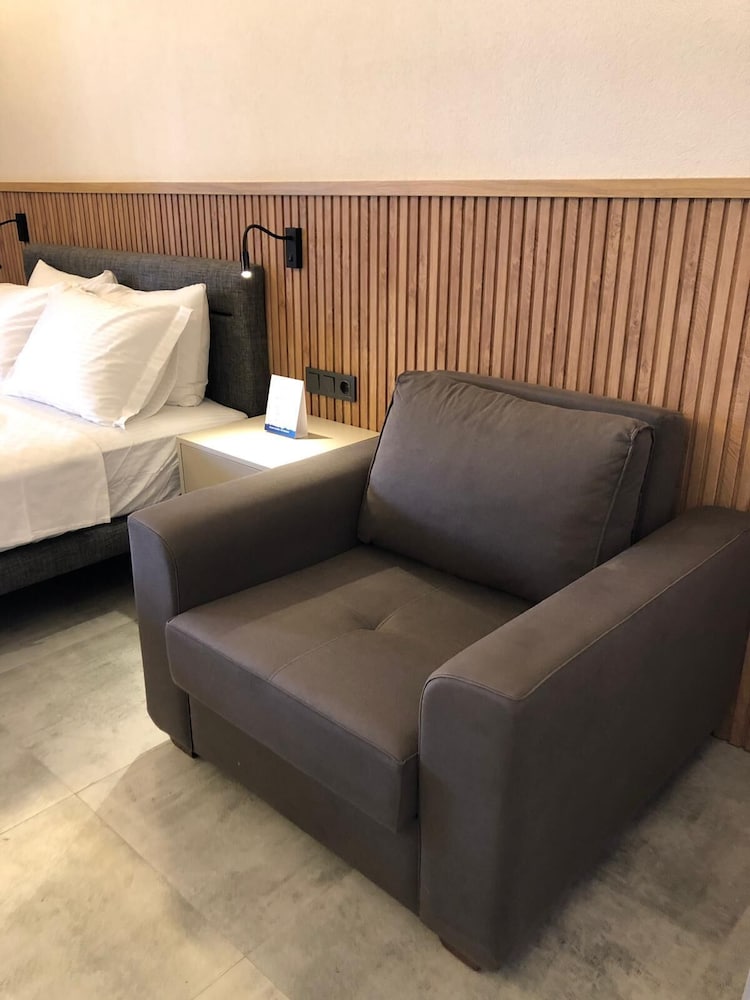 Deluxe Room - Photo 10