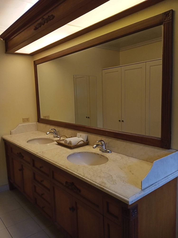 Luxury Condo, Mountainside photo 3