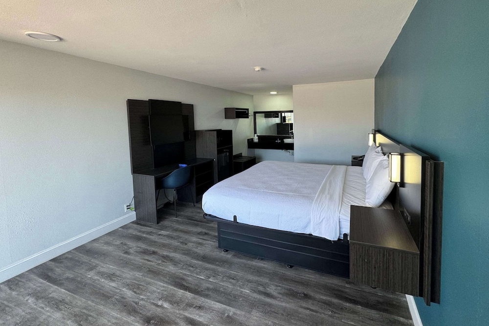 Standard Room, 1 King Bed, Smoking photo 1