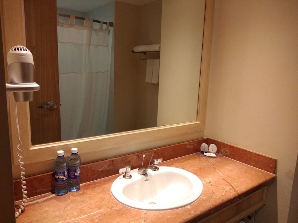 Standard Room, 2 Queen Beds, Non Smoking - Photo 9
