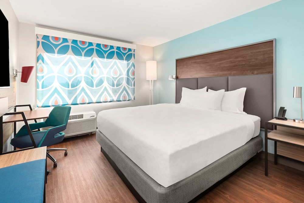 Room, 1 King Bed, Accessible (Mobility & Hearing, Roll-In Shower) - Photo 2