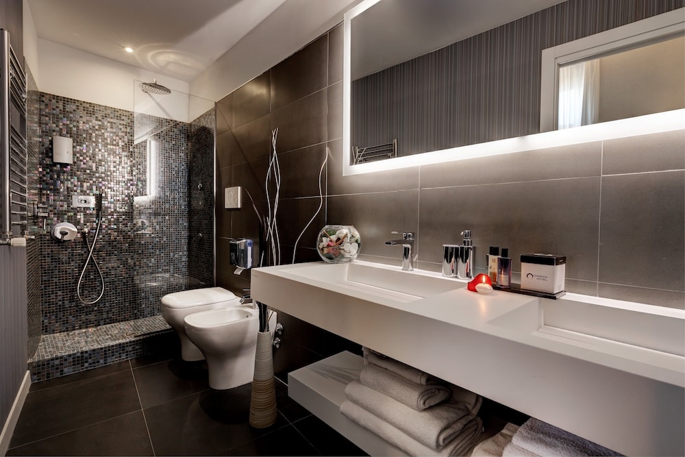 Deluxe Suite, Jetted Tub