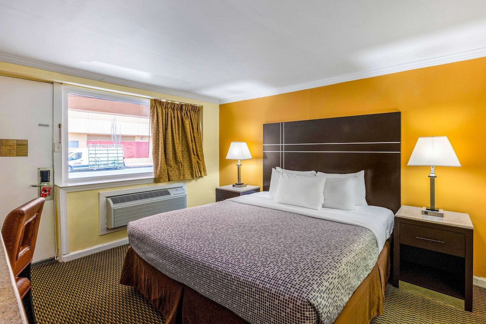 Suite, 1 Bedroom, Non Smoking, Jetted Tub (King) photo 2