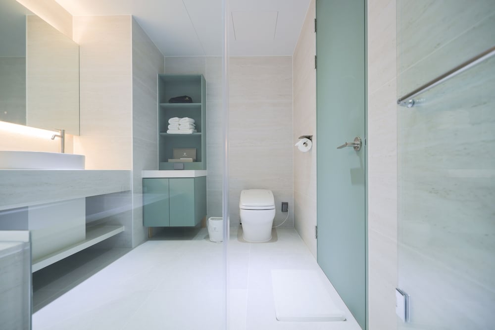 Premier Suite Twin Room - Photo 13
