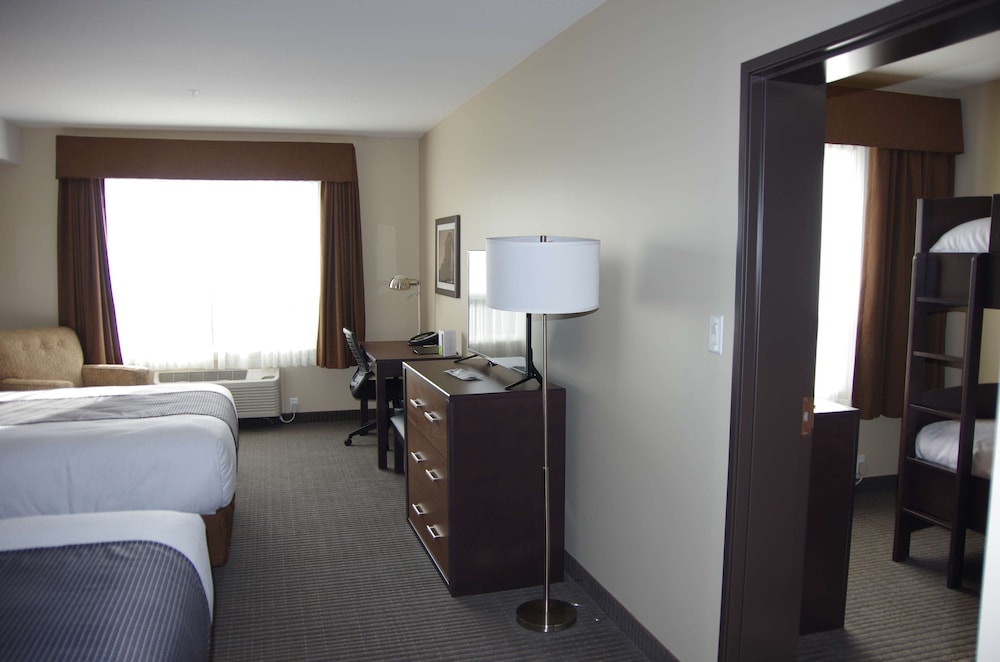 Suite, 2 Queen Beds, Non Smoking, Refrigerator & Microwave (Bunk beds) photo 3