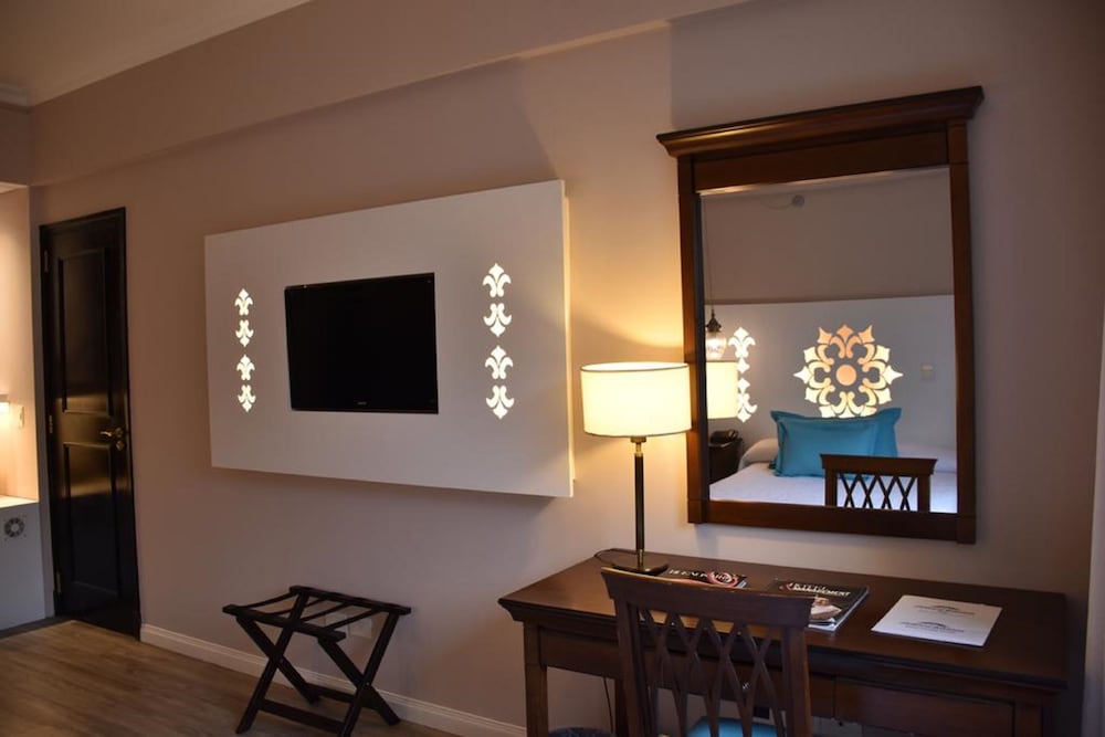 Standard Room, 1 King Bed photo 2