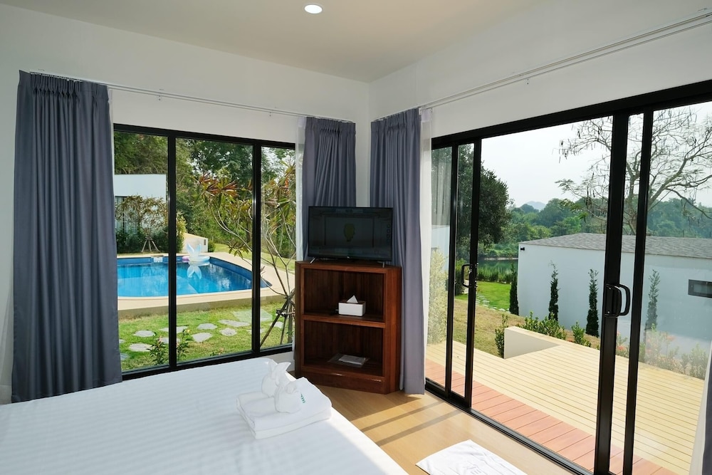 Deluxe Room, Patio, Pool View - Photo 4