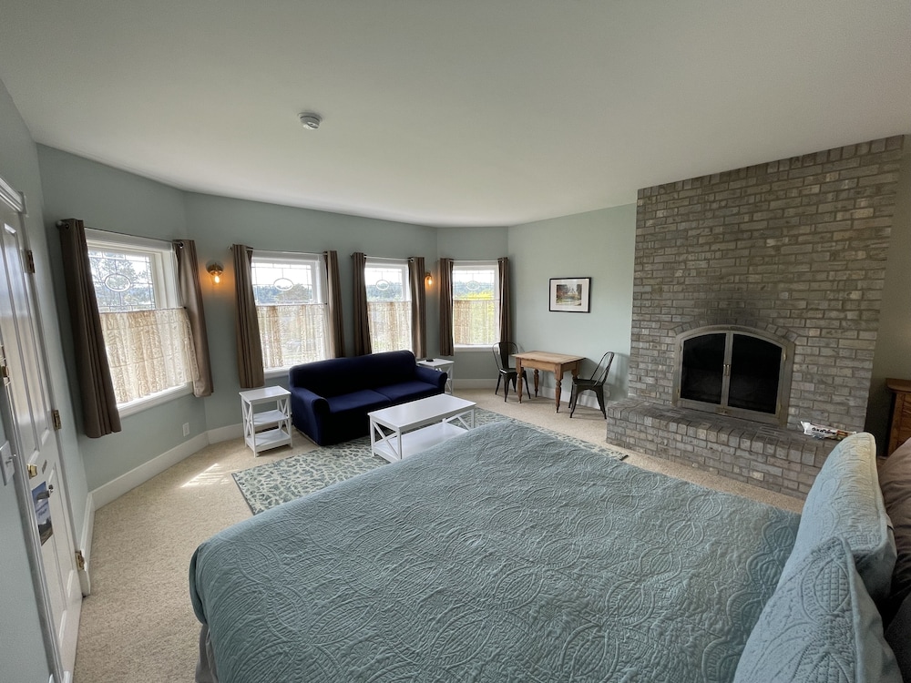 ROOM SIX photo 2