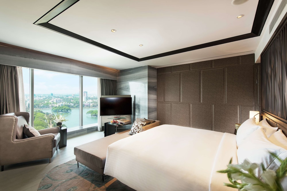 Suite, 1 King Bed, Non Smoking  - with Executive Lounge Access photo 1