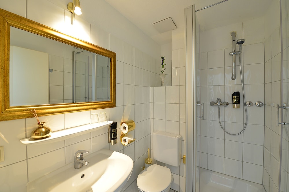 Basic Double or Twin Room - Photo 11