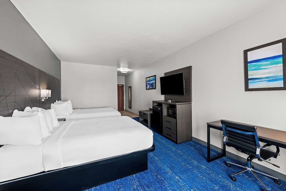 Standard Room, 2 Queen Beds, Non Smoking, Refrigerator & Microwave photo 3