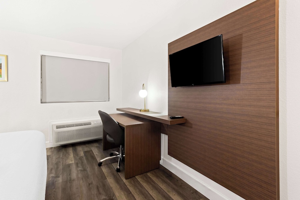 Standard Room, 1 King Bed, Non Smoking, Refrigerator & Microwave photo 3