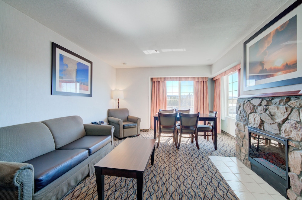 Suite, 1 King Bed - Photo 4