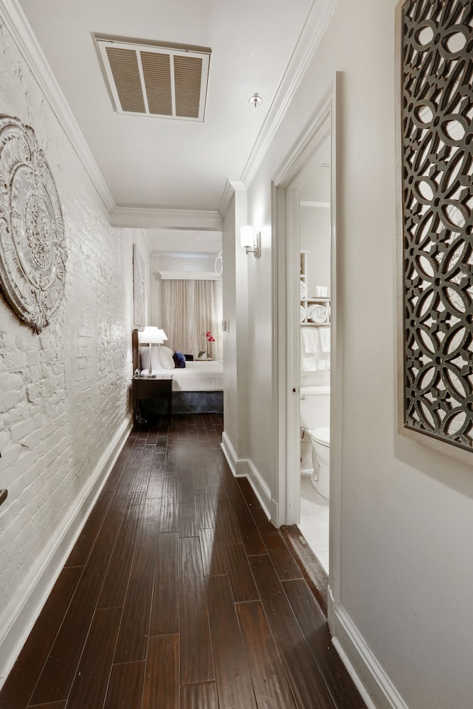 King Suite - Photo 3