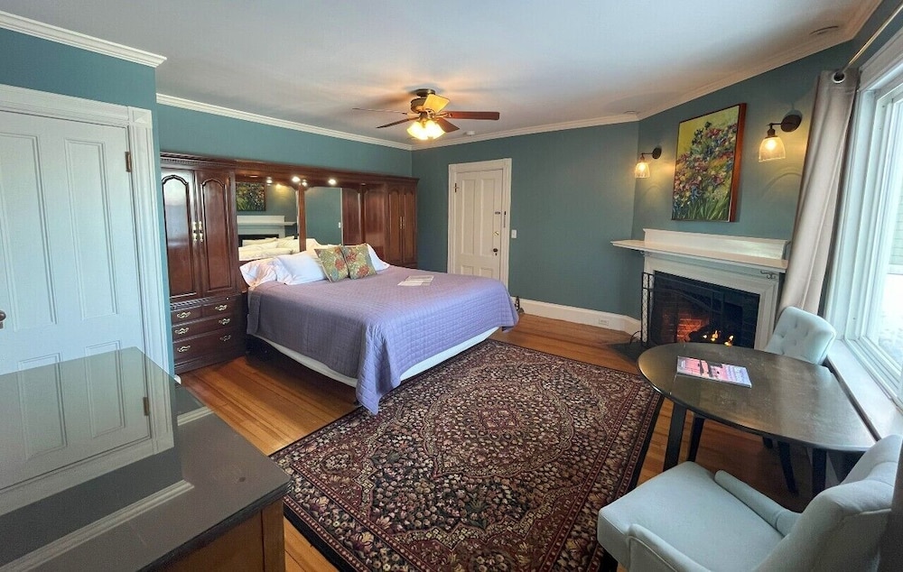 Deluxe Suite, 1 King Bed, Ocean View photo 1