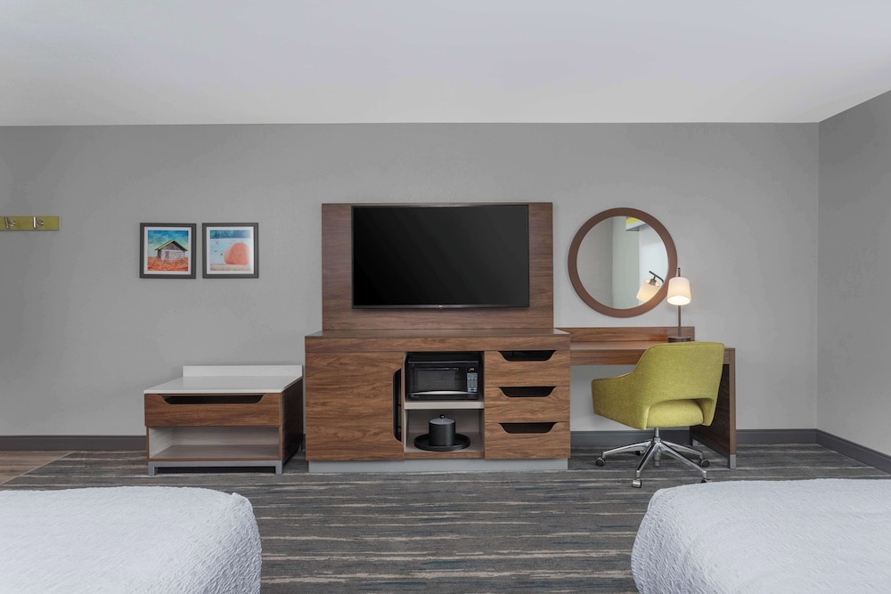 Room, 2 Queen Beds, Accessible, Non Smoking - Photo 1