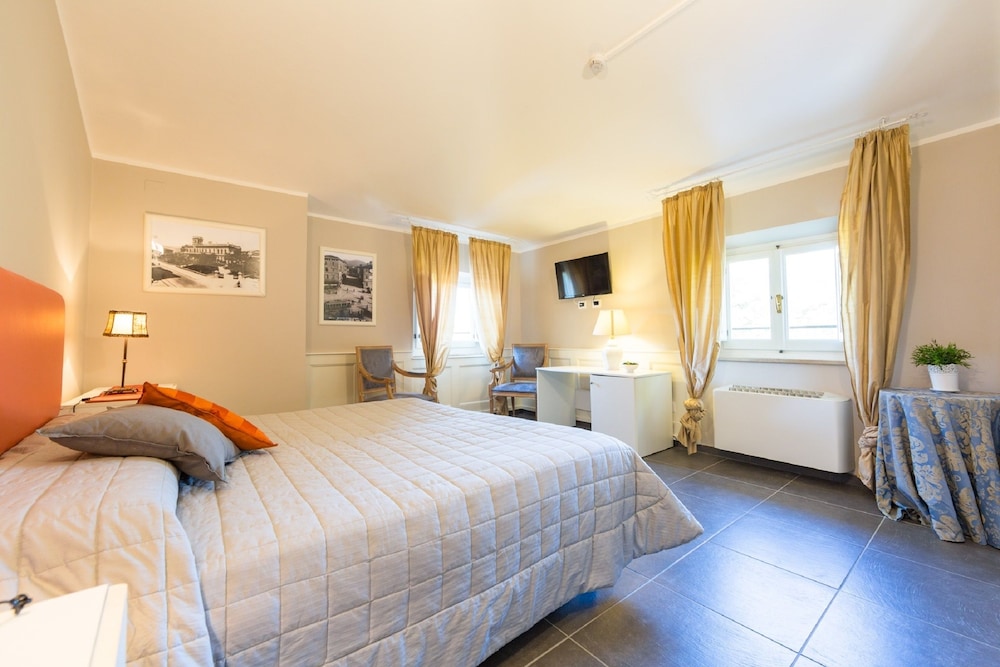 Superior Double or Twin Room, Pool View photo 3