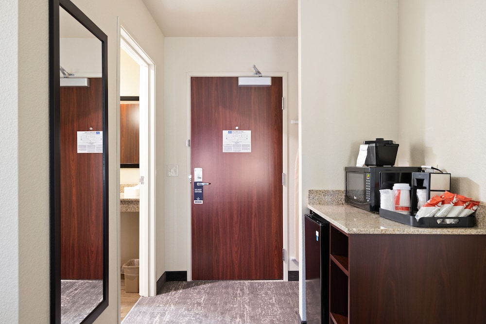 Room, 1 King Bed, Accessible, Non Smoking (Audible/Visual Alert) - Photo 4