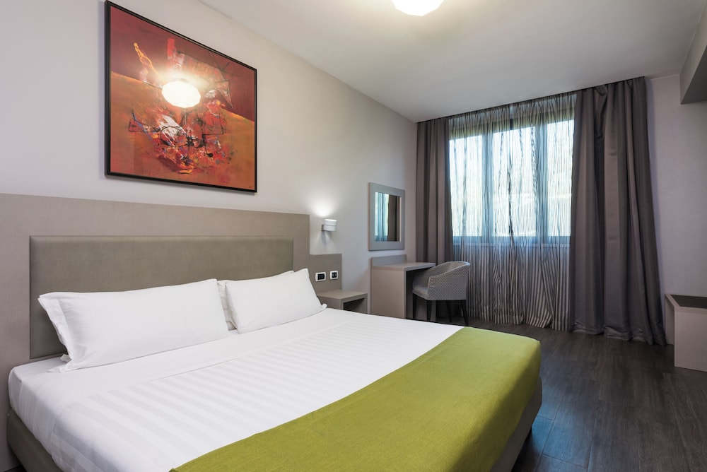 Deluxe Room, 1 King Bed photo 1