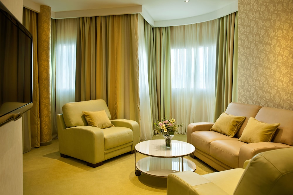 Executive Suite, 1 King Bed, City View thumbnail 5