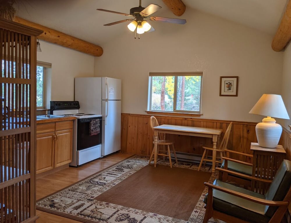 Cabin, 1 Queen Bed (Yarrow - Pet Friendly) photo 1