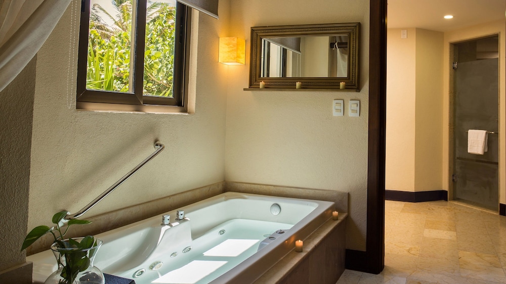 Preferred Club Ocean Front Governor Suite - Photo 5