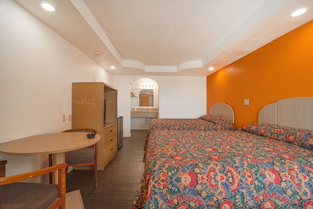 Room, 2 Queen Beds, Non Smoking photo 2