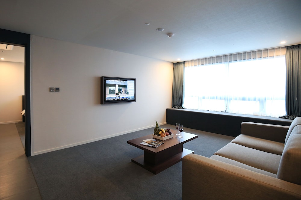 Suite, 1 King Bed, Non Smoking, Bathtub photo 3