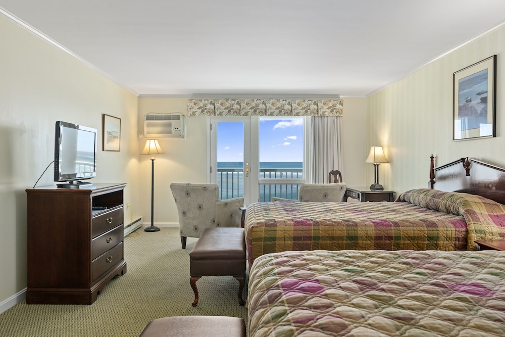 Oceanfront Seawall 2 Queen Beds