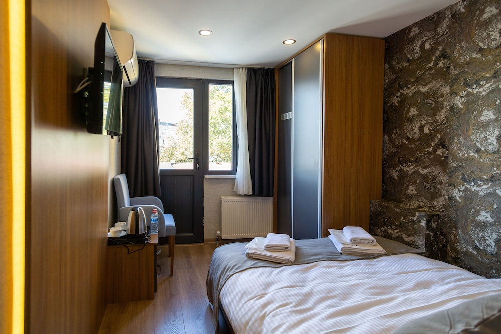 Economy Double Room, 1 Queen Bed, Non Smoking, Air conditioning photo 3