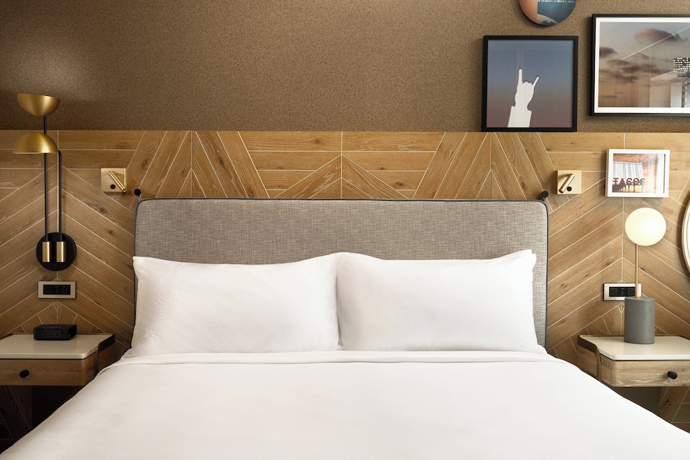Room, 1 King Bed (Mobility Accessible, Transfer Shower) - Photo 4