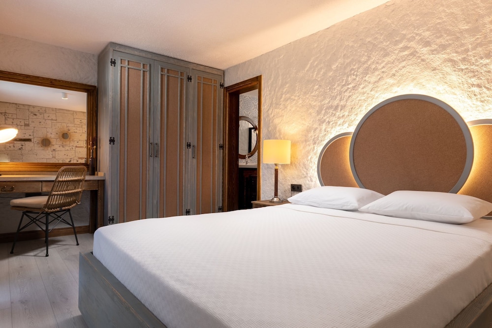 Deluxe Room, Patio, Pool View