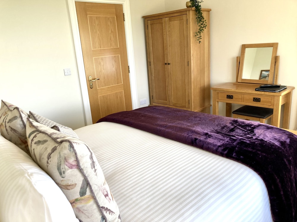 Deluxe Double Room, Ensuite, Sea View (Donard) photo 3
