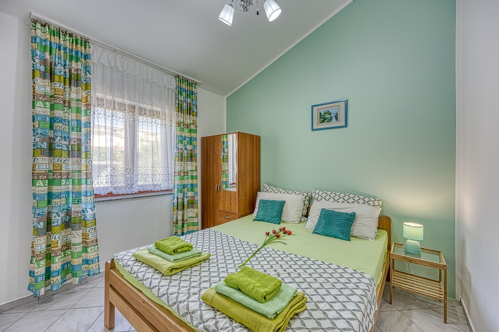 Family Apartment, Multiple Bedrooms, Mountainside (Turquoise Apartment Sea View) photo 1