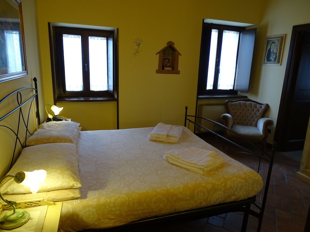 Comfort Double Room, 1 Bedroom, Private Bathroom, Hill View photo 2