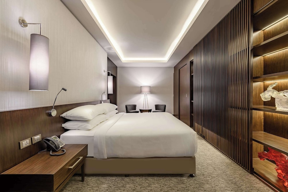 Panoramic Suite 1 King, Club Privileges, Balcony, Pool view, Kitchen