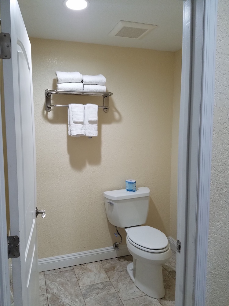 Deluxe Room, 1 King Bed, Smoking photo 2