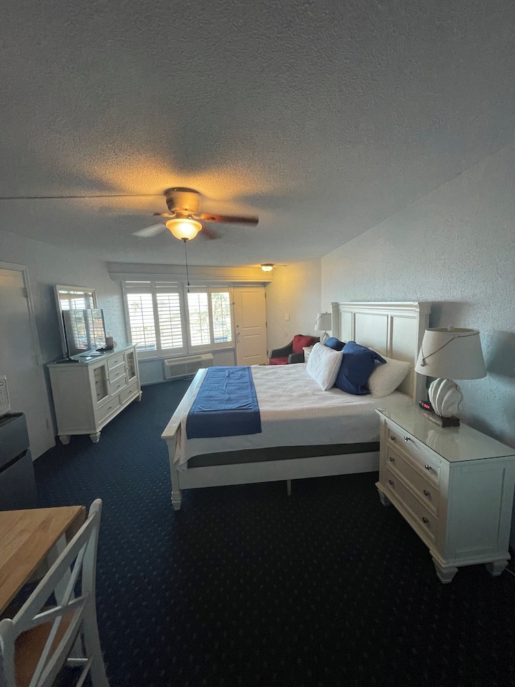 Standard Room, 1 King Bed, Ocean View - Photo 1