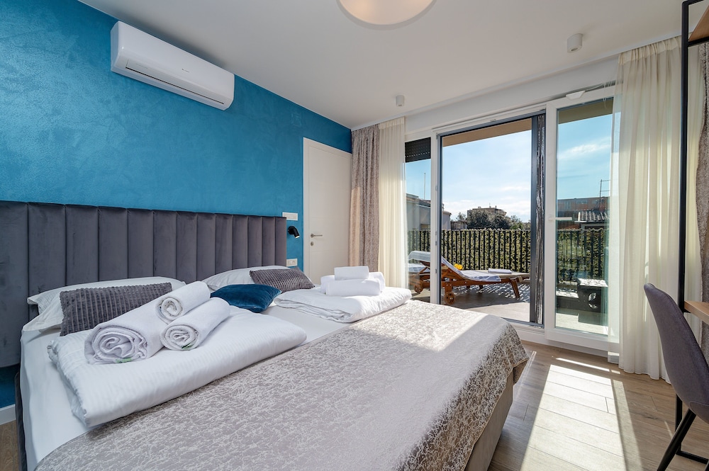 Deluxe Room, Hot Tub, City View