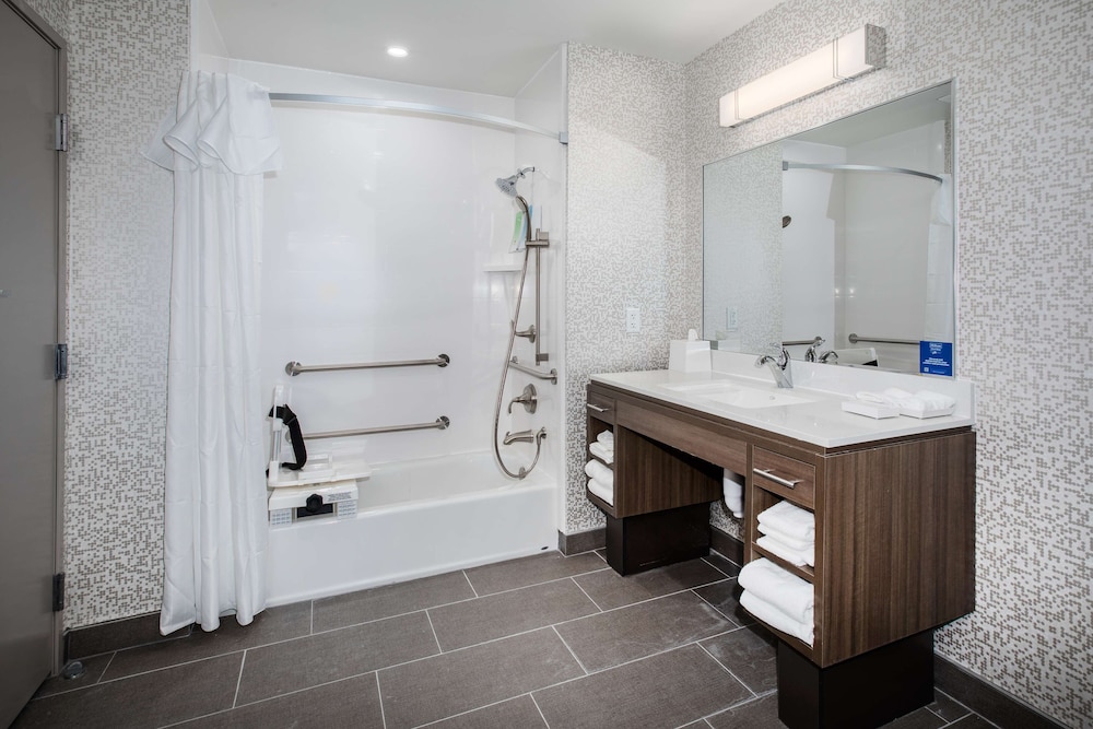 Suite, 1 King Bed, Accessible, Bathtub (Mobility & Hearing) - Photo 6