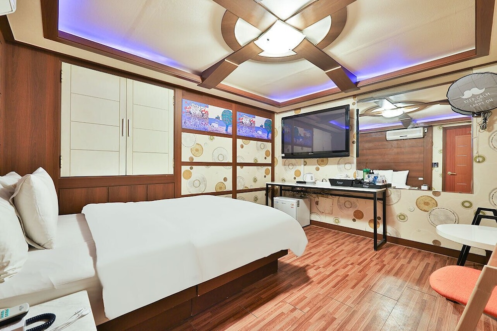 Basic Quadruple Room, Private Bathroom (Parking unavailable)