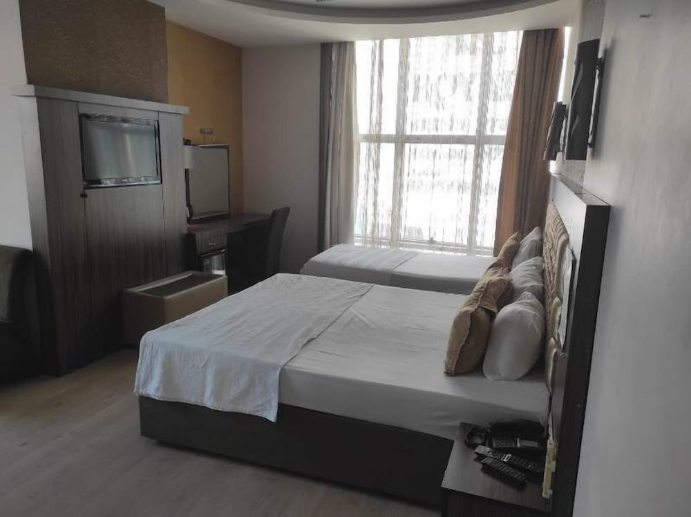 Deluxe Triple Room, City View photo 1