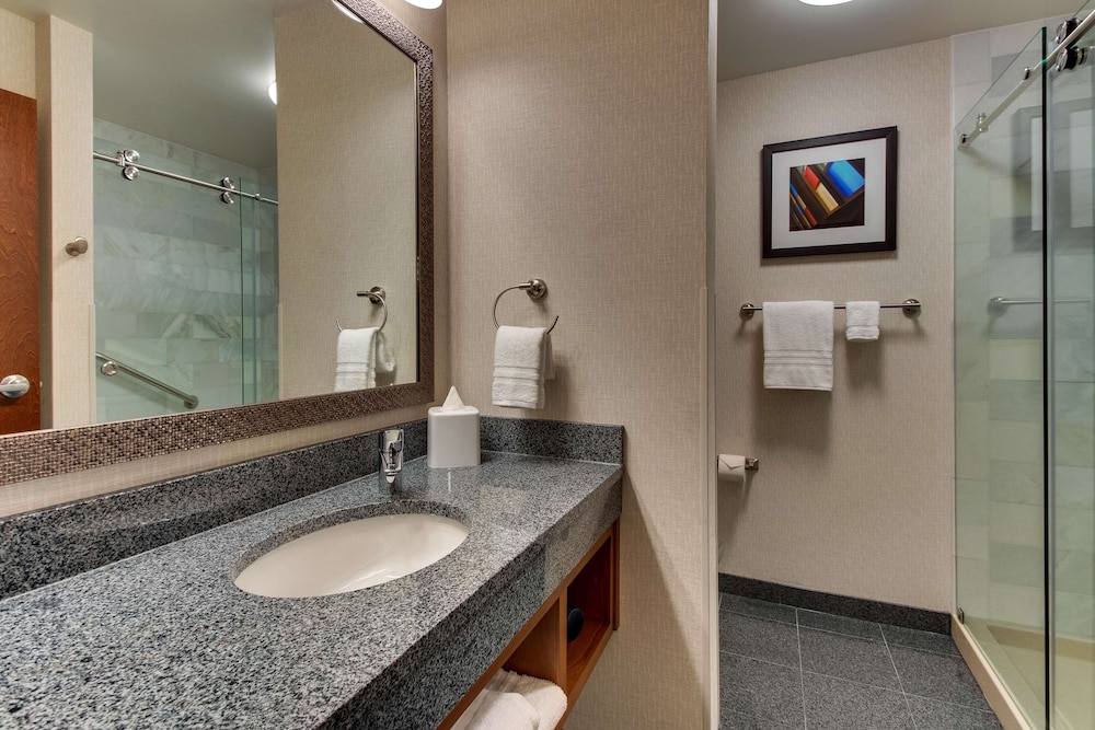 Suite, 1 King Bed with Sofa bed, Refrigerator & Microwave (2 Rooms) - Photo 5