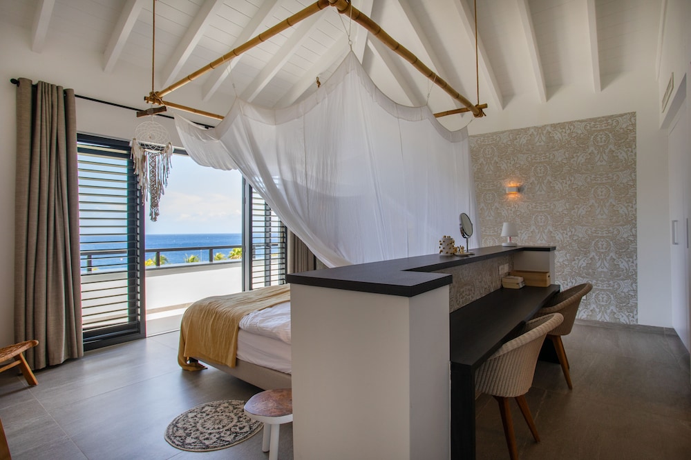 Beach Front Luxury Penthouse 2-4 bedroom photo 2
